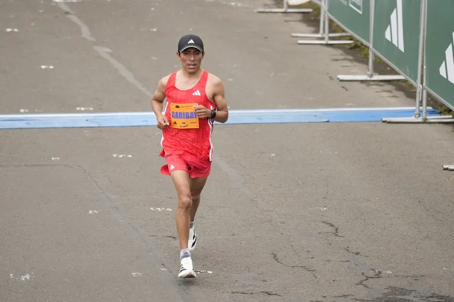 Corredor novato cometiendo error común de salir demasiado rápido en primera carrera