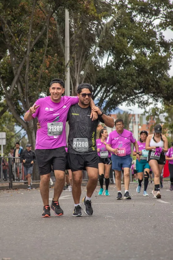 Runners corriendo es asfalto