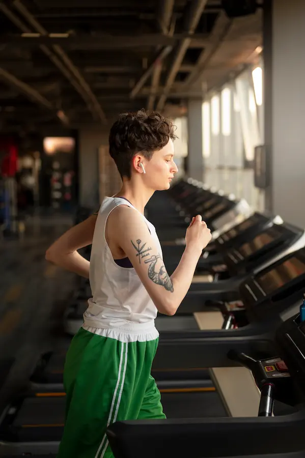 Runner entrenando en trotadora con inclinación apropiada para simular resistencia del aire