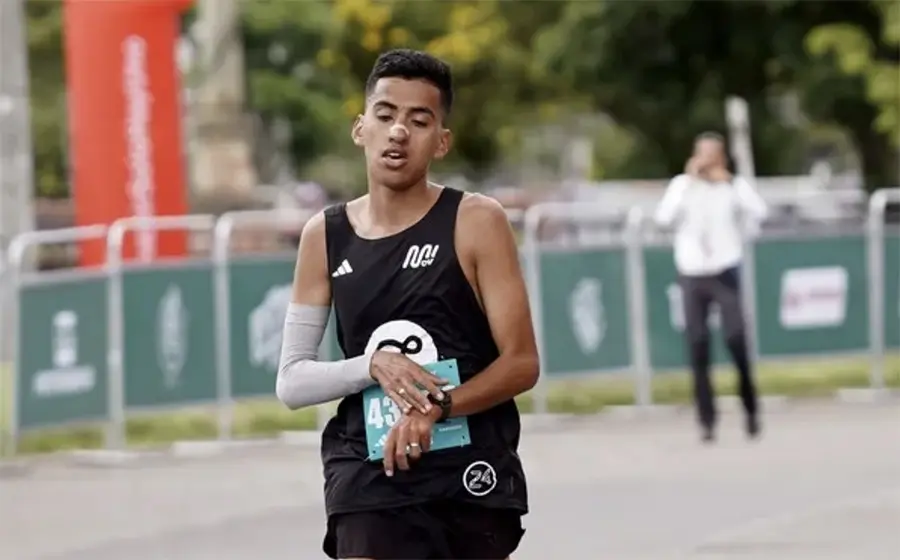 Oscilación vertical de corredor en bajada