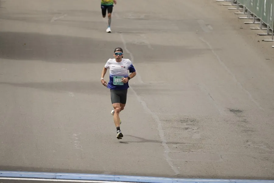Oscilación vertical en corredor en terreno irregular