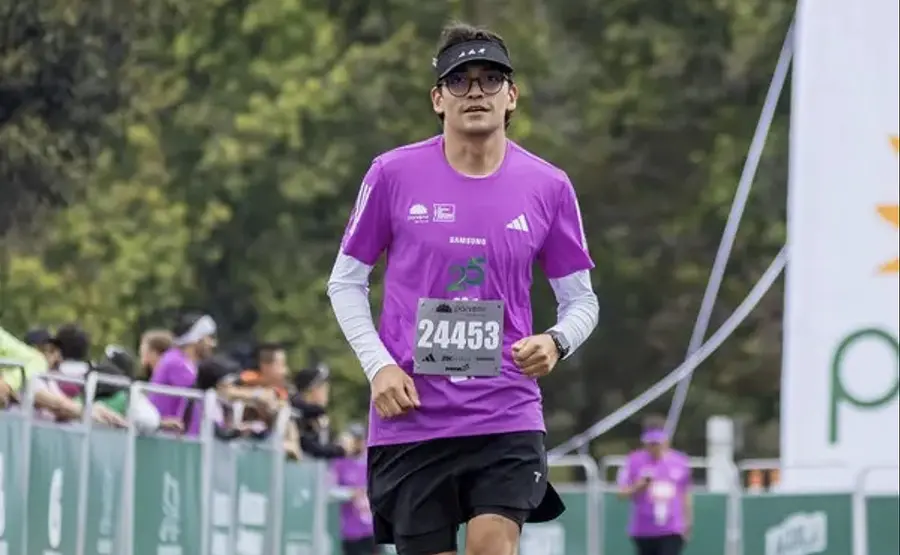 Corredor demostrando zancada excesiva que causa impacto aumentado en articulación de rodilla