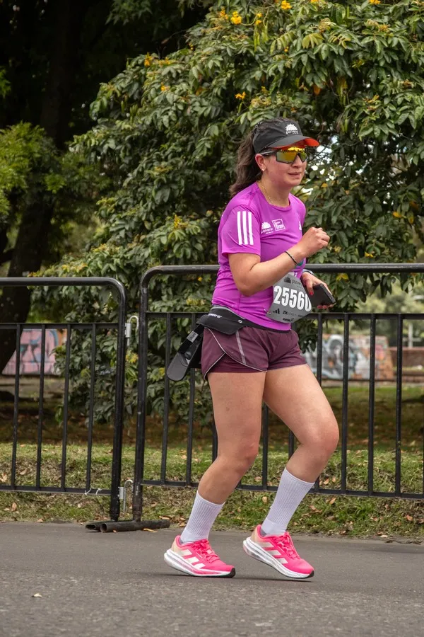 Corredora realizando ejercicios para detectar si tiene asimetría