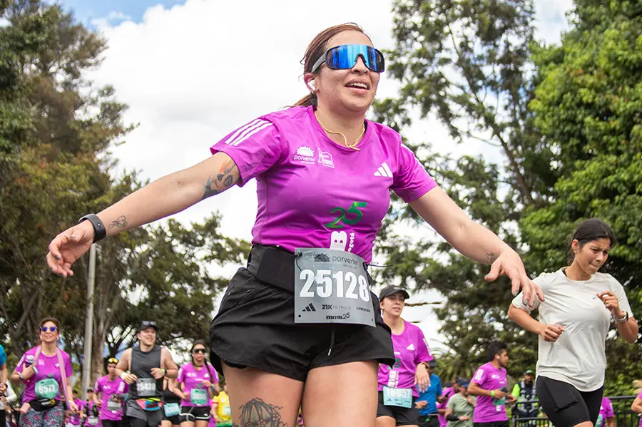 mujer corriendo feliz en la mmB por la causa social