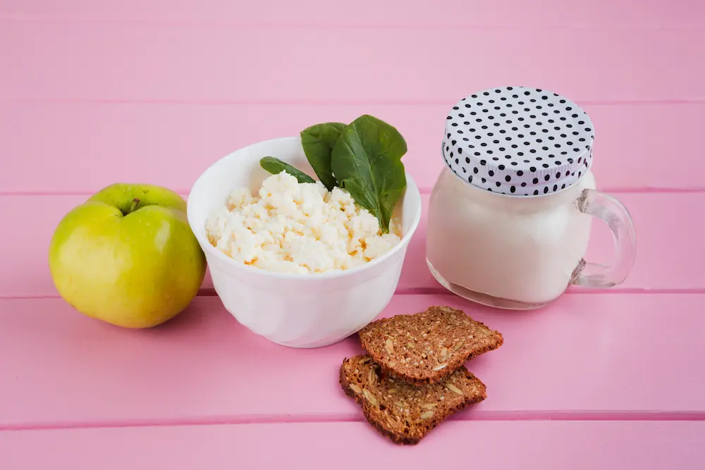 Variedad de alimentos fermentados como yogurt, kéfir y chucrut para optimizar microbiota intestinal