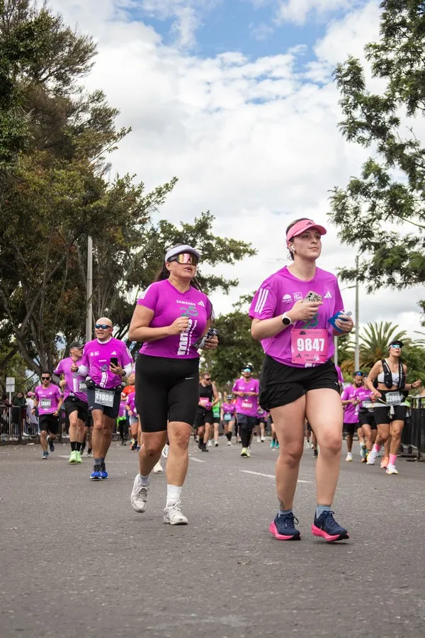 Corredora ejecutando negative splits adelantando competidores durante segunda mitad de carrera