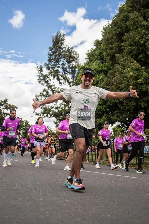 Corredores ejecutando negative splits en una carrera de 10k