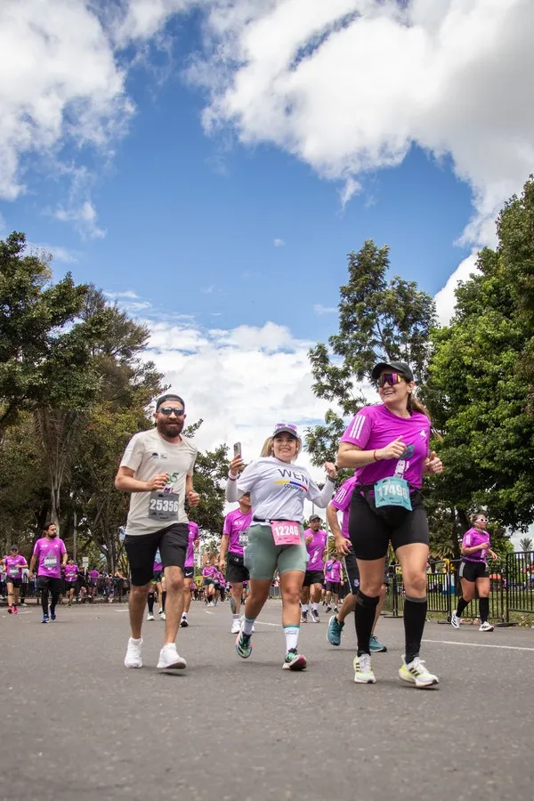 Corredores en grupo llevando al cabo el plan elegido mediante la mmB