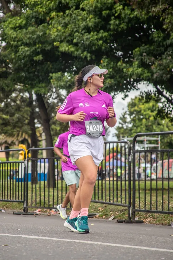Corredora manteniendo pace disciplinado resistiendo tentación de acelerar en inicio de carrera