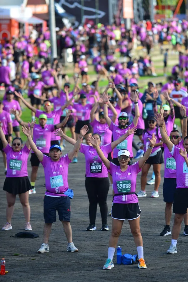 Corredores realizando calentamiento para evitar problemas de salud e ir a la oficina normal el lunes