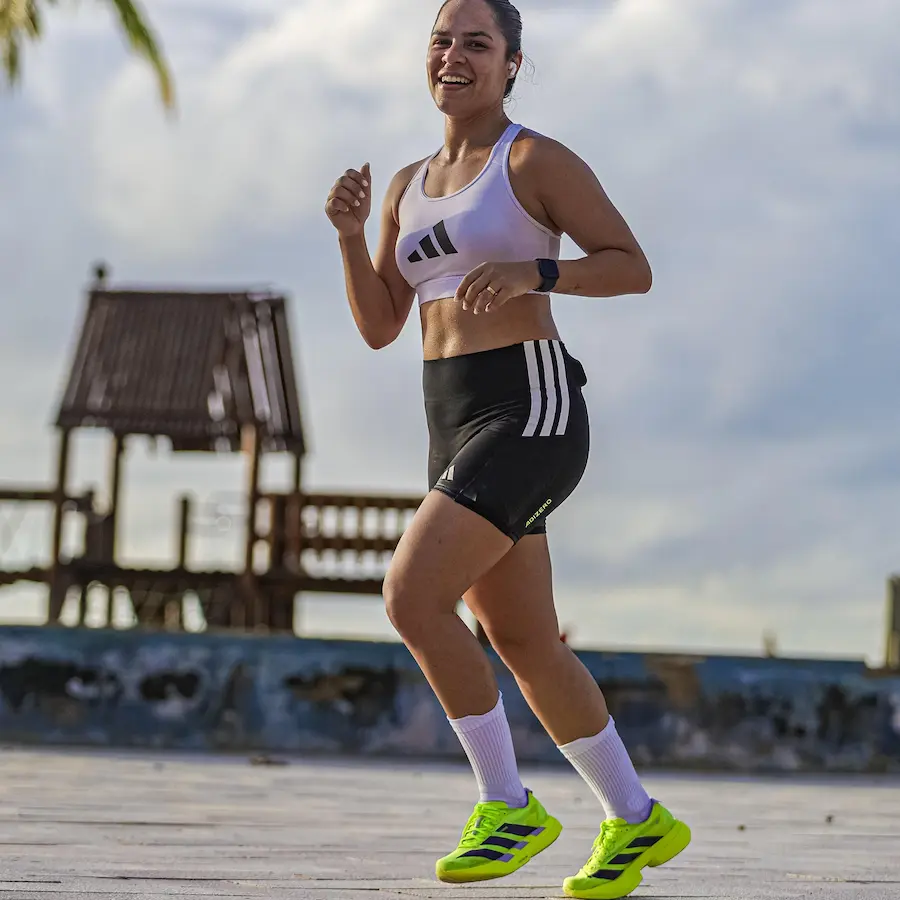 Runner corriendo con zapatillas adidas con placa de carbono en media maratón