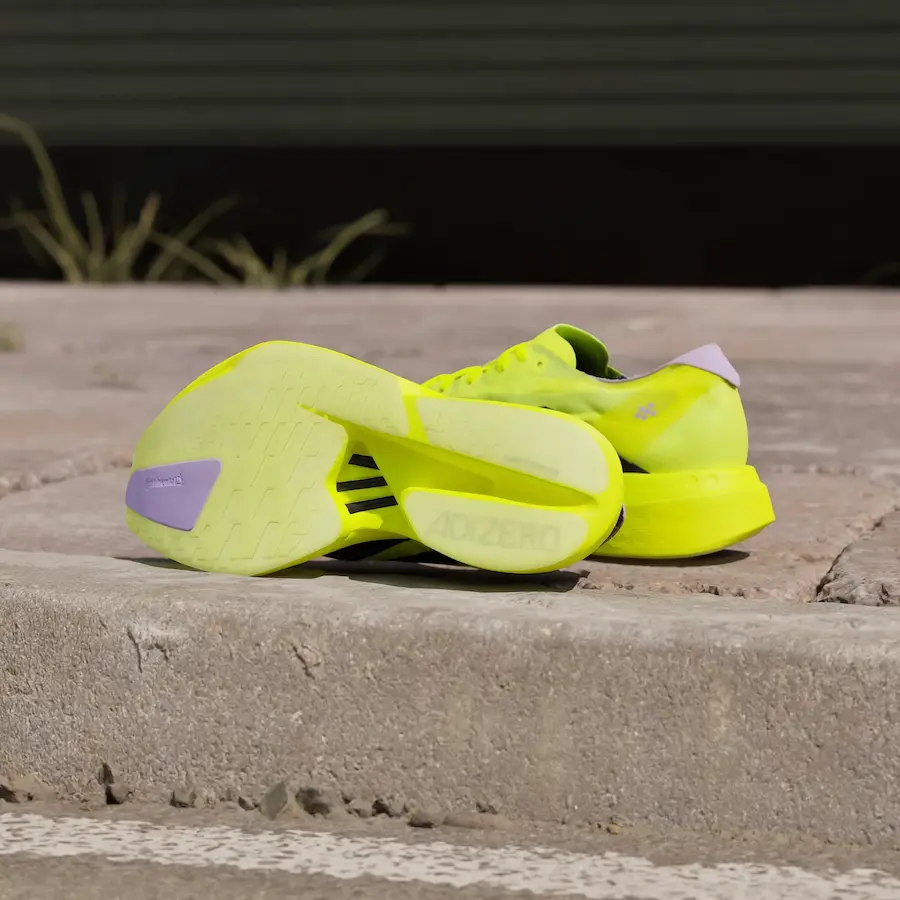 Zapatillas adidas con placa de carbono para carreras de mediana a alta intensidad