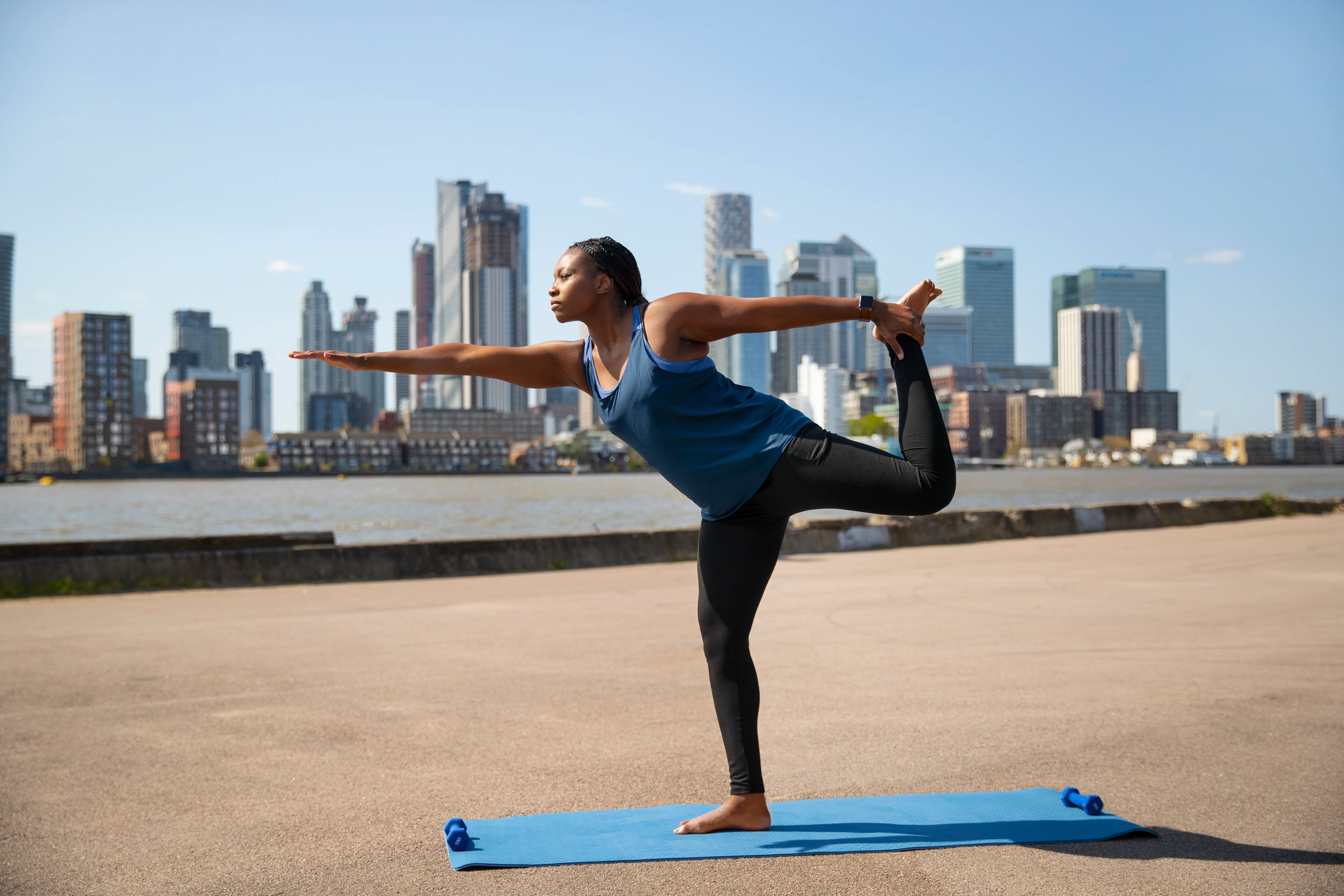 Atleta practicando estiramiento de piernas  para recuperación después de correr