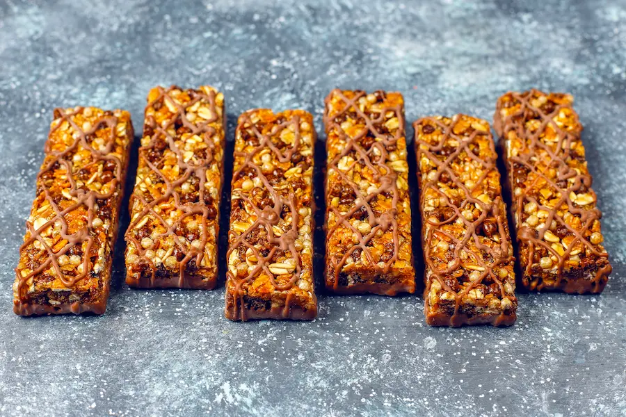 Barritas energéticas caseras sin horno cortadas y listas para entrenamientos de running
