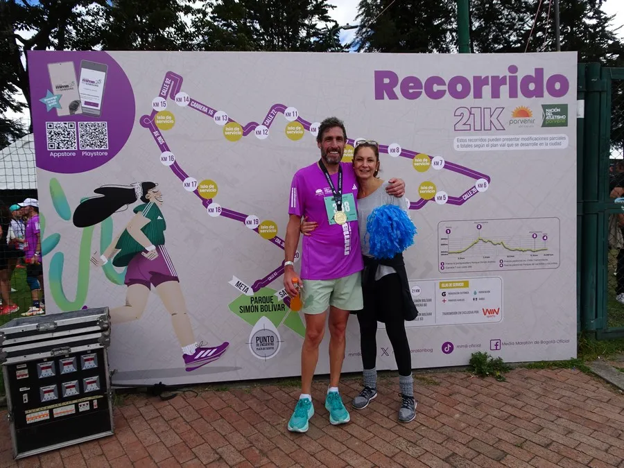 Corredor Plus mayor de 50 años completando los 21K de la media maratón de Bogotá con fuerte ritmo