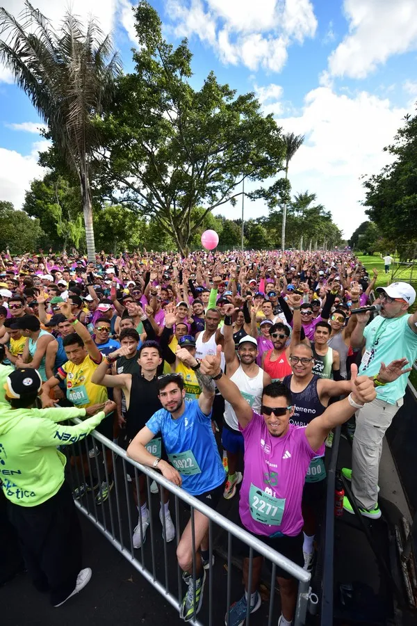 Miles de corredores bogotanos en salida de 21K mostrando crecimiento masivo de participación
