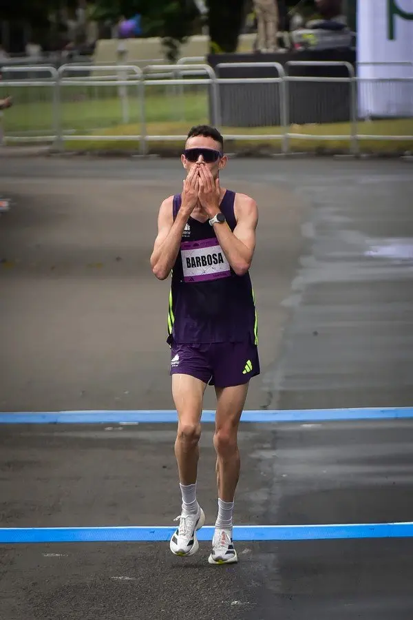 Rubén Barbosa del Equipo Porvenir cruzando meta de su debut en 21K en la mmB 2026