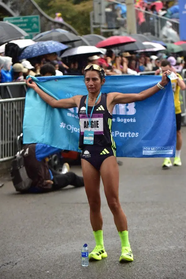 Angie Orjuela pasando la meta en la media maratón de Bogotá 2026