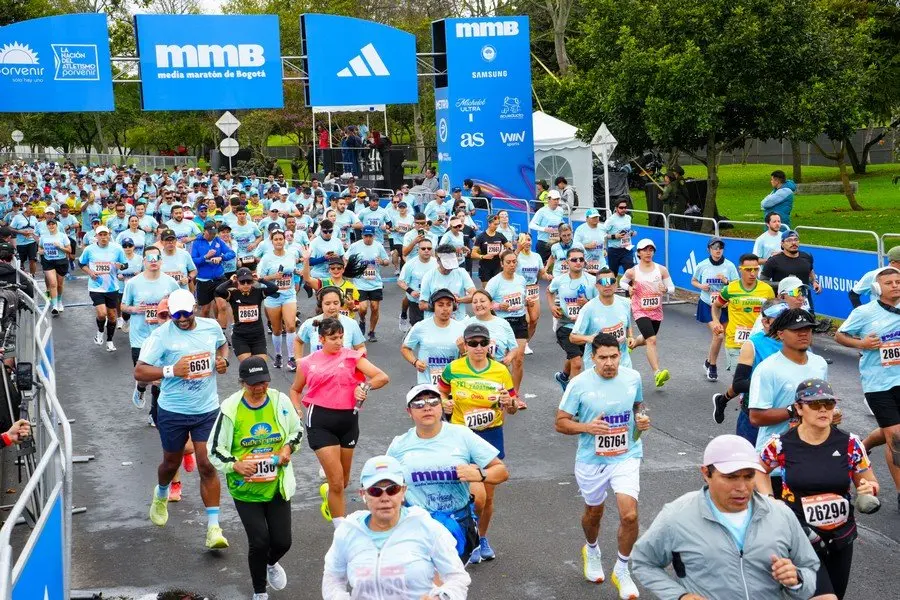 Vista aérea del Parque Simón Bolívar durante la salida masiva de la mmB 2026 con 42,000 corredores