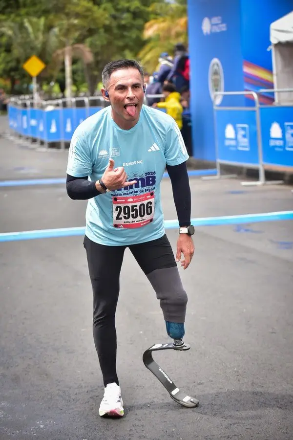 Corredor portando correctamente el número de competencia en parte frontal de camiseta en la mmB