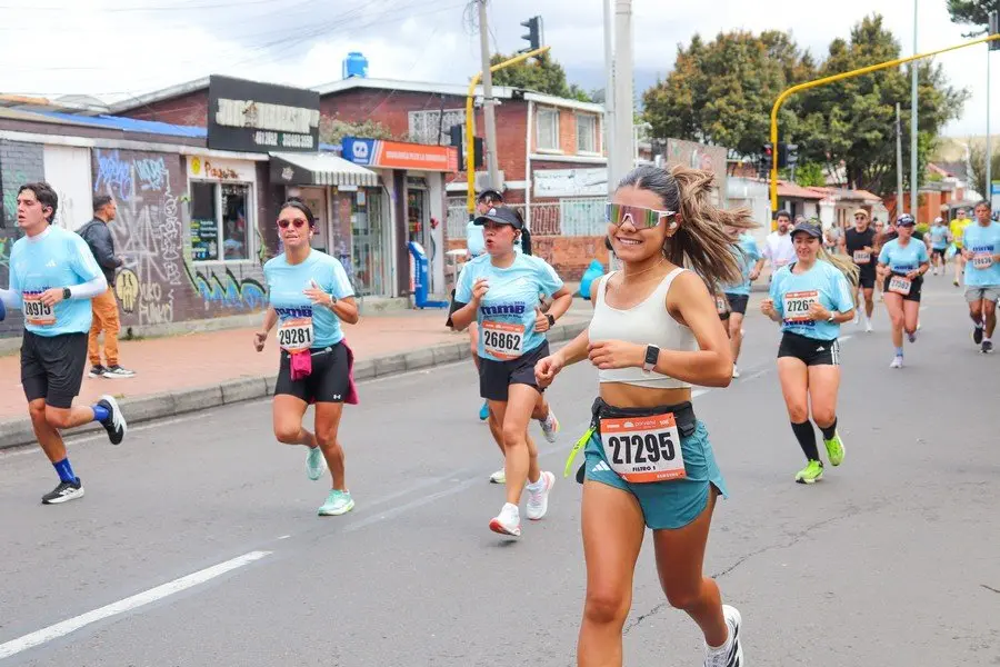 Corredores sonriendo a las cámaras con tecnología de Focorace