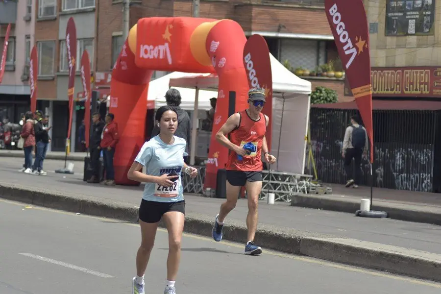 Corredora con fatiga durante entrenamiento que puede indicar déficit de hierro y anemia deportiva