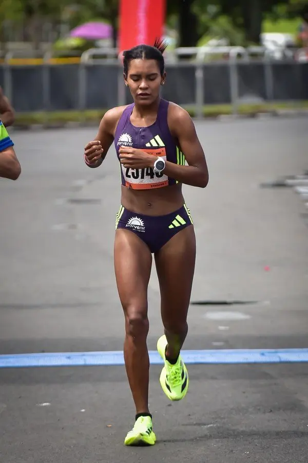Shellcy Sarmiento celebrando su victoria en la categoría 10K Abierta Femenino de la mmB 2026