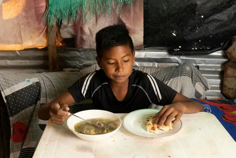 Niño silemntandose de manera correcta y nutritiva