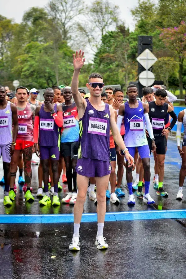 Corredor con zapatos especiales para correr que reducen el daño en uñas al correr