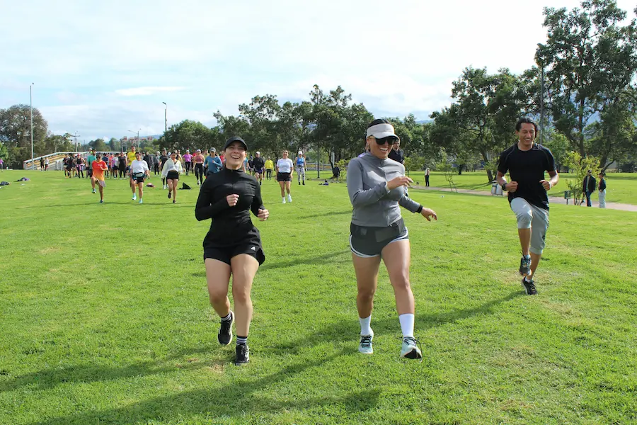 Runner practicando carrera descalzo en el pasto como ejercicio avanzado de propiocepción para tobillos