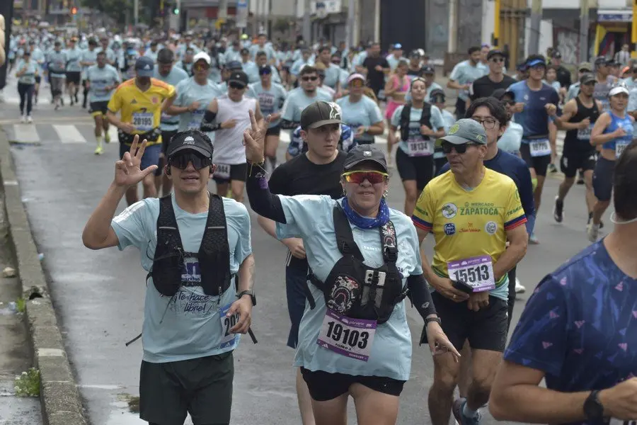 Corredores usando chaleco lastrado en la mmB