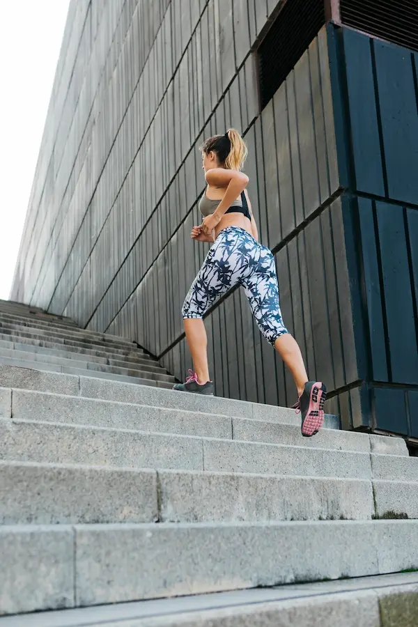 Secuencia de variantes de subida en stair running mostrando un escalón, dos escalones y salto bipodal