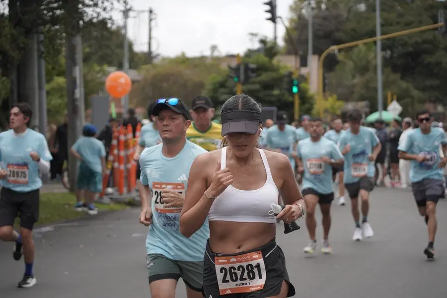 Corredora retomando carrera después de sesión de recuperación