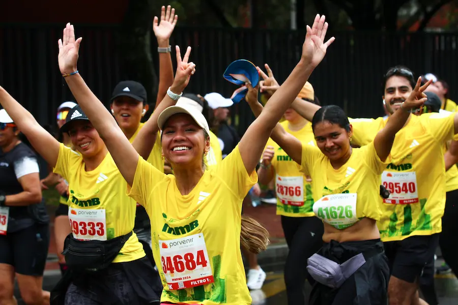 Corredores celebrando en la meta de la mmB25