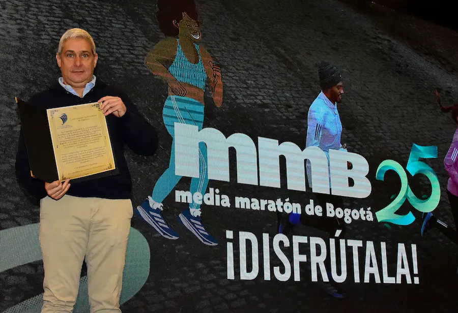 Condecoración a Correcaminos de Colombia por sus 25 años organizando la mmB
