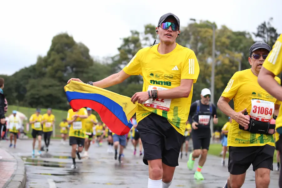 Corredores conquistando la media maratón de Bogotá.