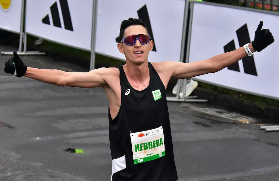 Nicolás Herrera corriendo en montaña durante su preparación para la media maratón de Bogotá 25
