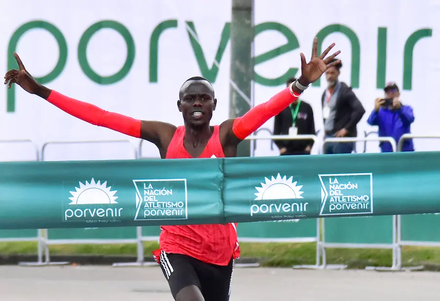 Philemon Kiplimo cruza la meta como campeón de la mmB 25