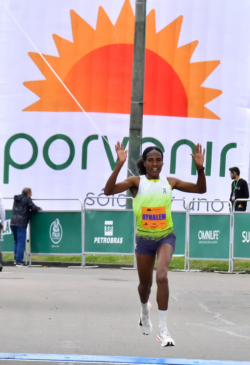 La etíope Aynalem Desta celebra su victoria en Bogotá