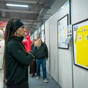Participantes reciben orientación durante su visita a Expomedia.