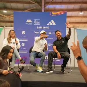 Entrega de elementos para corredores en Expomedia.