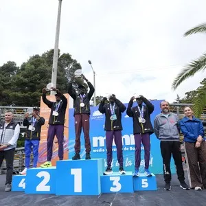 Corredores viviendo la experiencia de la Media Maratón de Bogotá 2026
