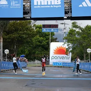 Corredores participan en la mmB 2026 en Bogotá