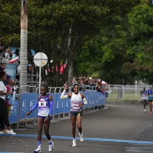Corredores durante la carrera atlética Media Maratón de Bogotá 2026