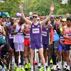 Participantes de la Media Maratón de Bogotá recorren las calles de la ciudad