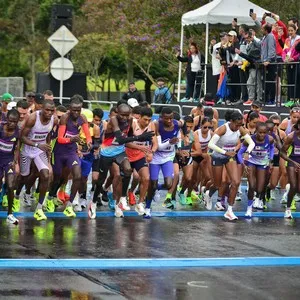 Atletas durante la experiencia de carrera de la mmB 2026