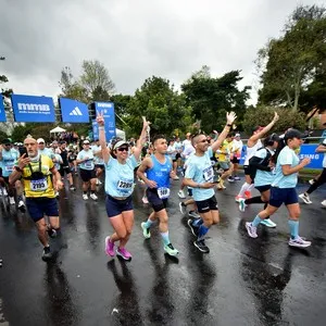 Corredores celebrando su participación en la Media Maratón de Bogotá