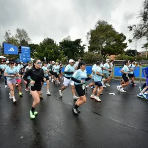 Participantes recorren Bogotá durante la Media Maratón de Bogotá 2026