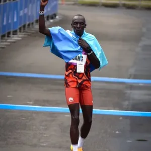 Ambiente deportivo en las calles durante la Media Maratón de Bogotá