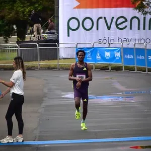 Corredores participan en una de las principales carreras atléticas de Bogotá